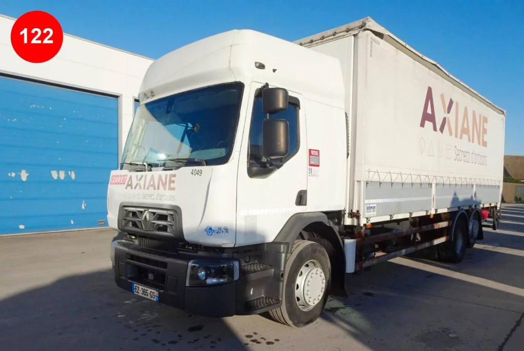 RENAULT D 26 WIDE SLEEPER CAB